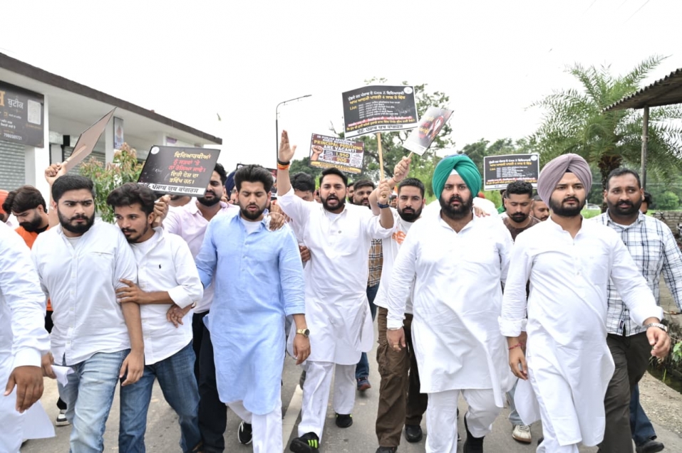 यूथ कांग्रेस ने शिक्षा मंत्री हरजोत बैंस के घर के किया...